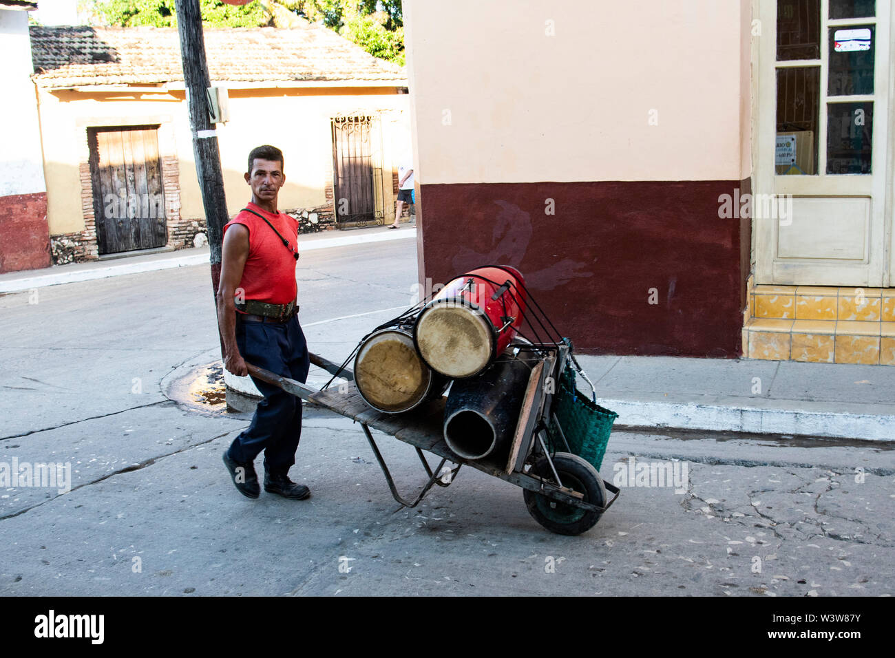 Musicien cubain se promène avec un panier de conga drums sur son chemin à un concert à Trinidad, Cuba Banque D'Images