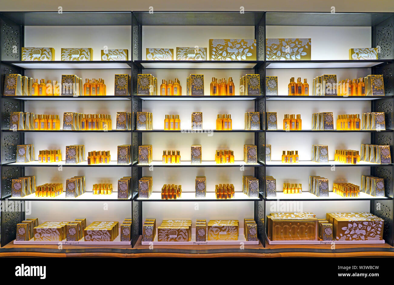 GRASSE, FRANCE -21 avr 2018- bouteilles de parfum coloré par Fragonard  parfumeur français dans un magasin au Musée du Parfum Musée Fragonard à  Grasse Photo Stock - Alamy