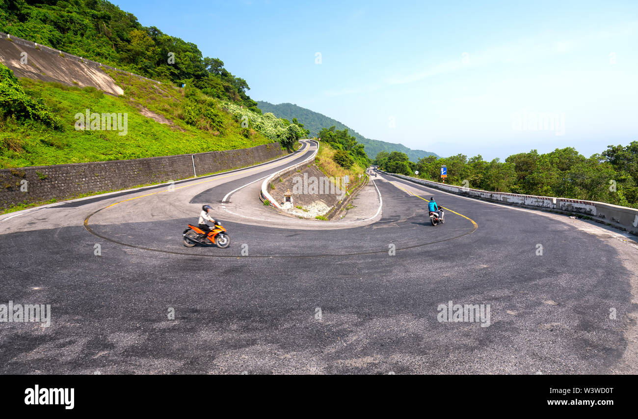 Hue, Vietnam - avril 11th, 2019 : le passage de Hai Van dangereuse route sinueuse qui la connexion de console dans le centre du Vietnam, la route attire aussi beaucoup conque Banque D'Images