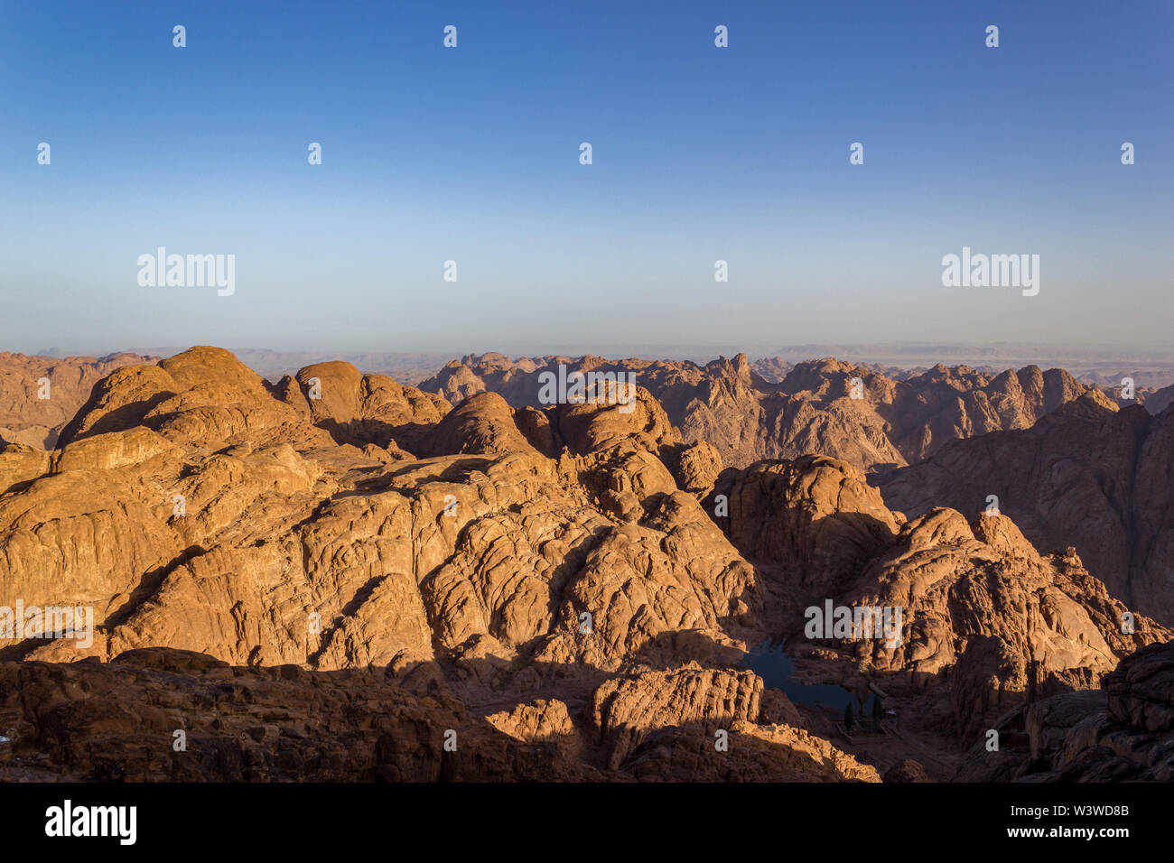 Vue aérienne spectaculaire de la sainte sommet du Mont Sinaï, Aka Jebel Musa, 2285 mètres, au