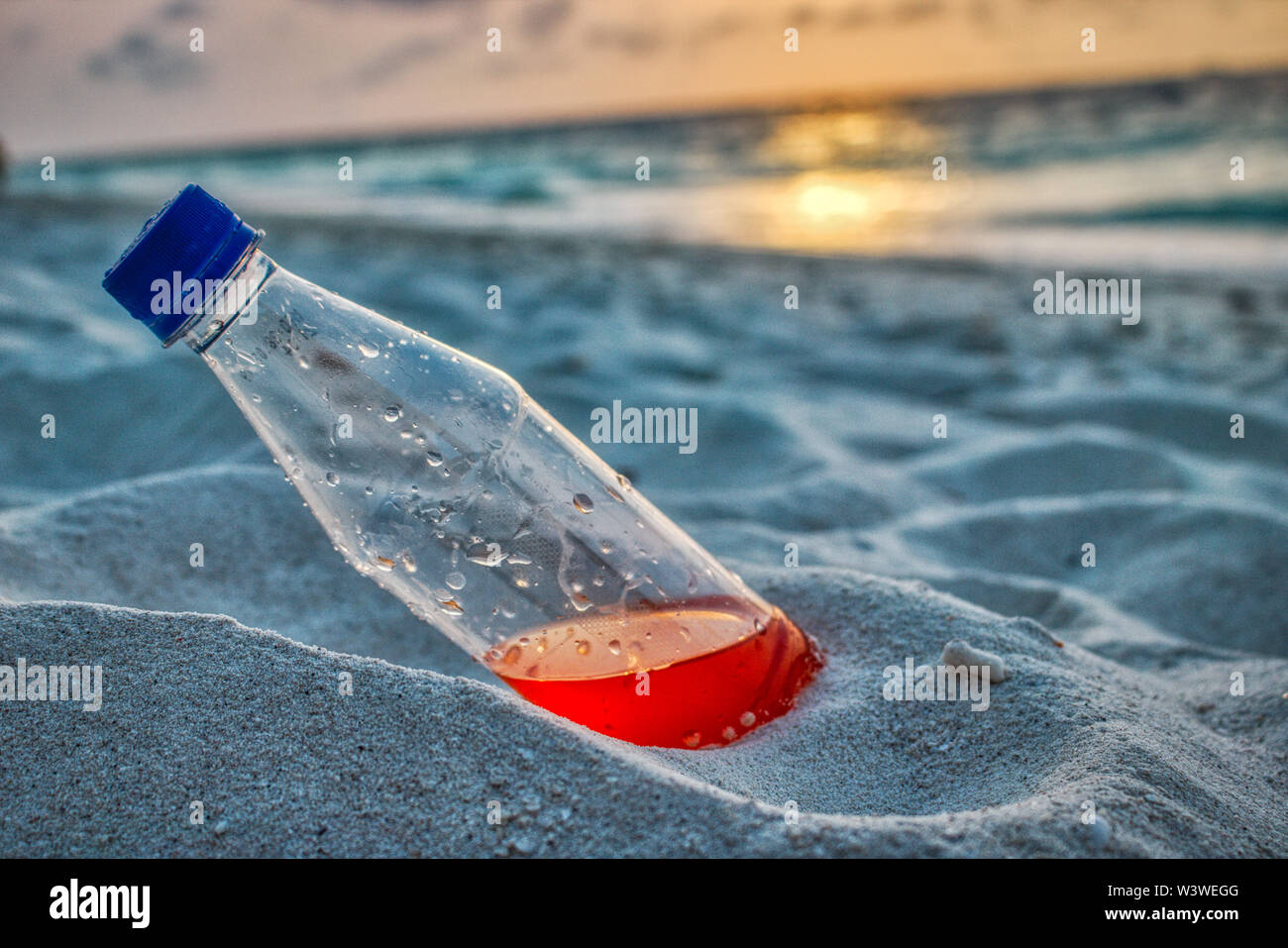 Cette photo montre une bouteille de plastique de la mer à la plage des Maldives Banque D'Images