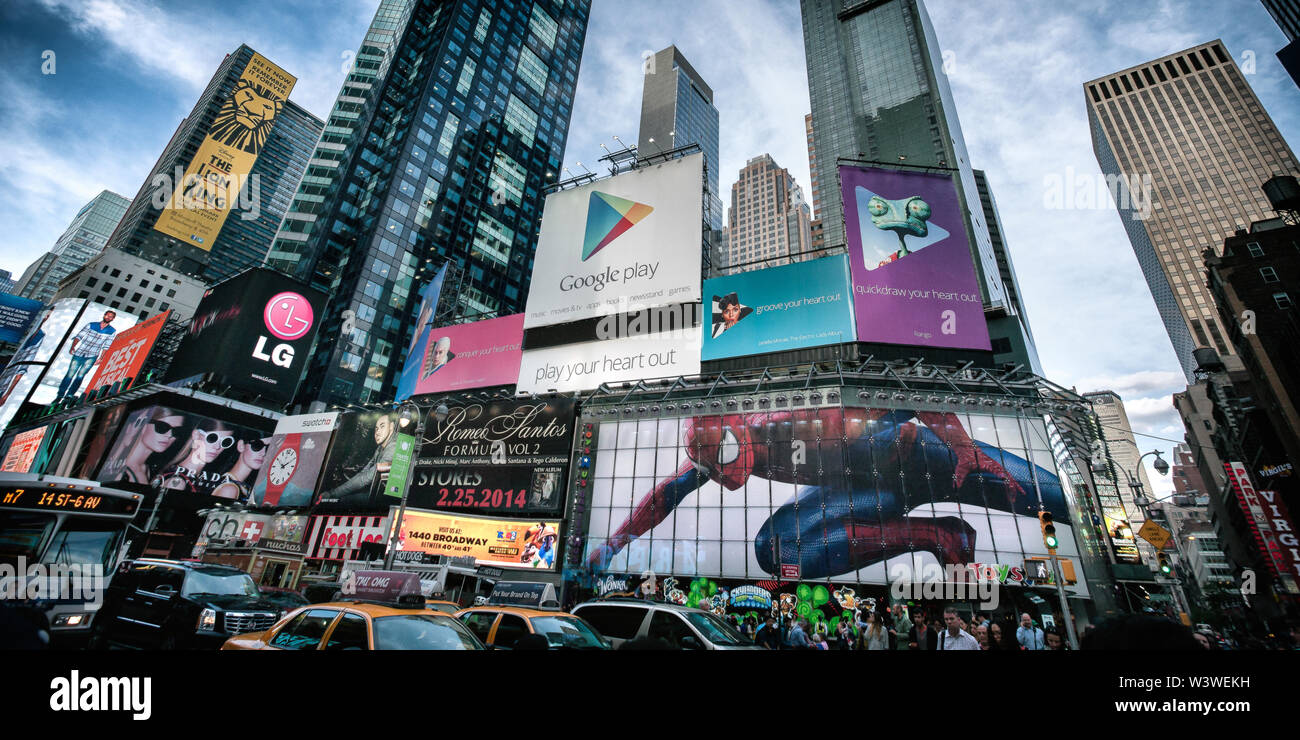 La ville de New York, USA - 20 mai 2014 : des panneaux dans Times Square pendant une longue après-midi. Des annonces multiples sont représentés par des sociétés différentes. Banque D'Images