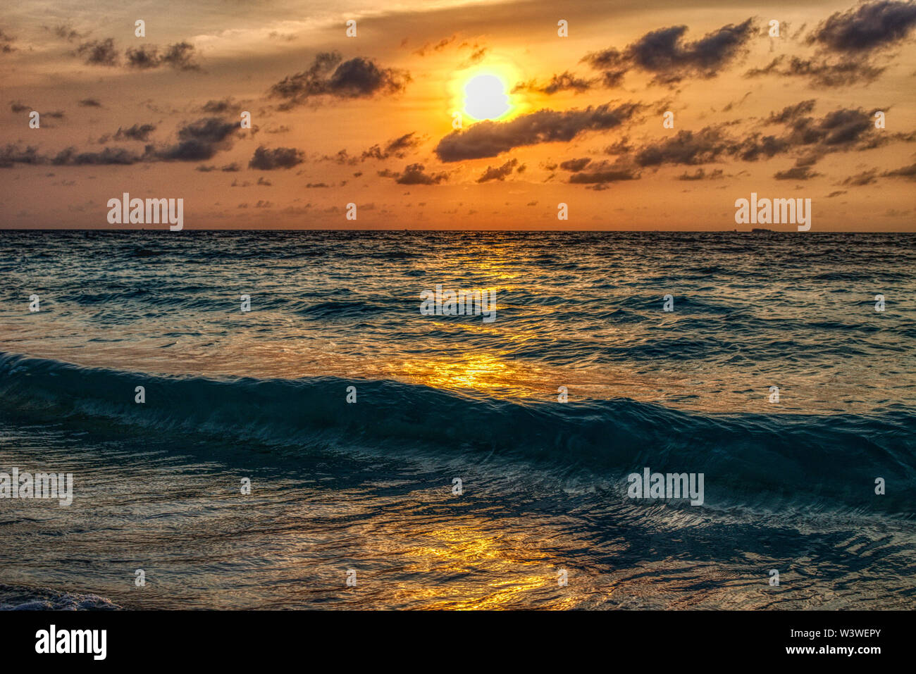 Cette photo montre la gigantesque coucher du soleil aux Maldives. Vous pouvez facilement voir comment le ciel éclate et tout devient orange Banque D'Images