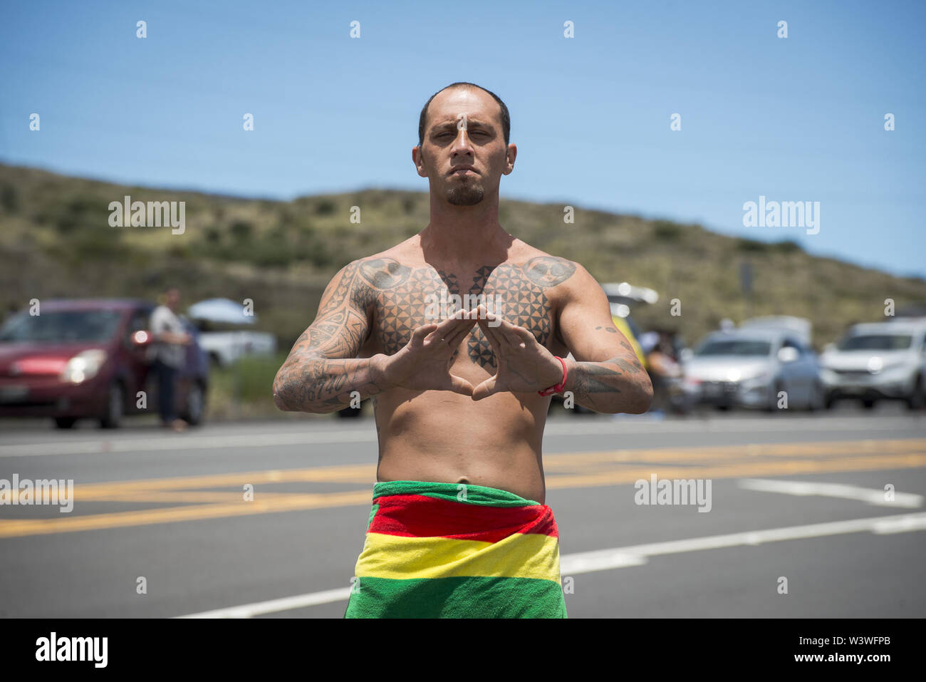 Mauna Kea, Hawaii, USA. 17 juillet, 2019. WILIKONA KALAI, de Kailua-Kona, attend à l'extérieur de la fermeture de route de Daniel K. Inouye Autoroute. Les militants se sont réunis à la route en défense de Mauna Kea, une montagne de nombreux hawaïens considèrent sacré, et où l'édifice sera à partir d'un télescope massive. Credit : Ronit Fahl/ZUMA/Alamy Fil Live News Banque D'Images