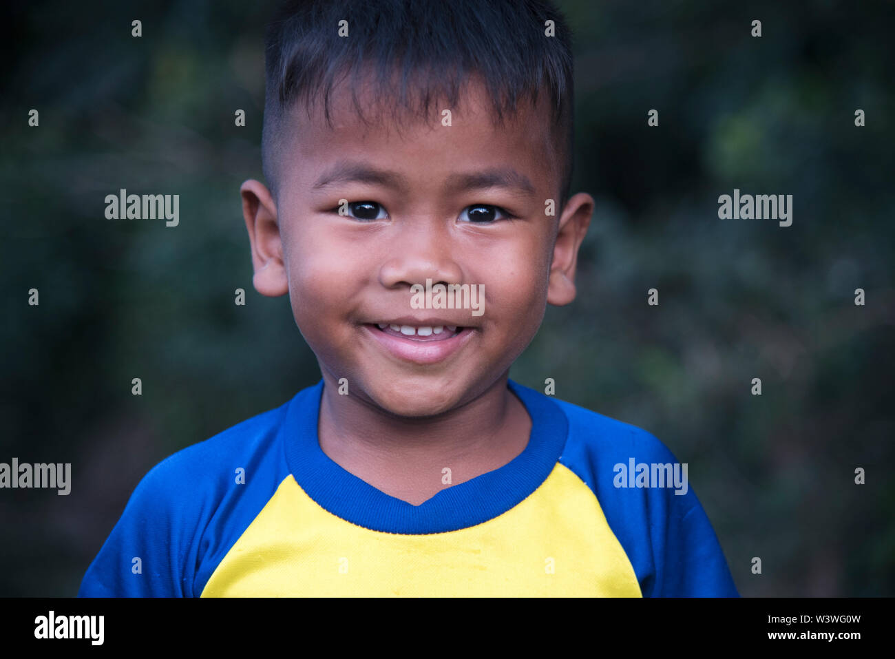 Pauvre garçon asiatique avec happy face Banque D'Images