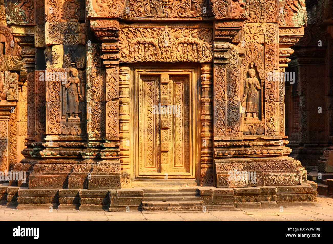 Siem Reap Banteay Srei Castle est l'un des plus beaux châteaux de Cambodge Construction de grès rose sculpté en motifs liés à Hinduis Banque D'Images