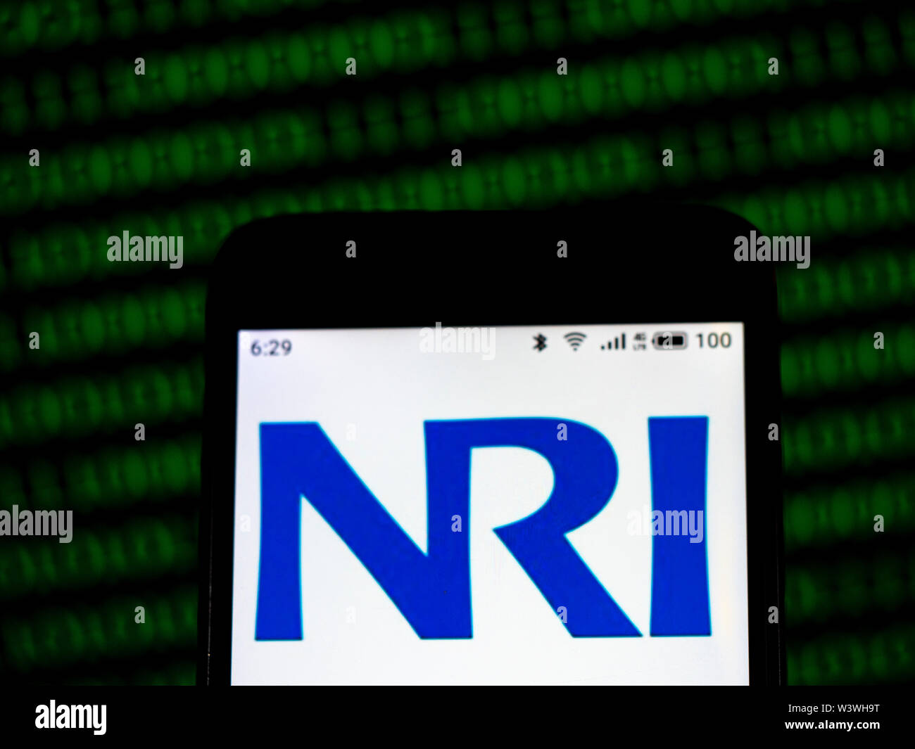 Sur cette photo, l'illustration, l'Institut de recherche Nomura Ltd. logo est vu affichée sur un smartphone Banque D'Images