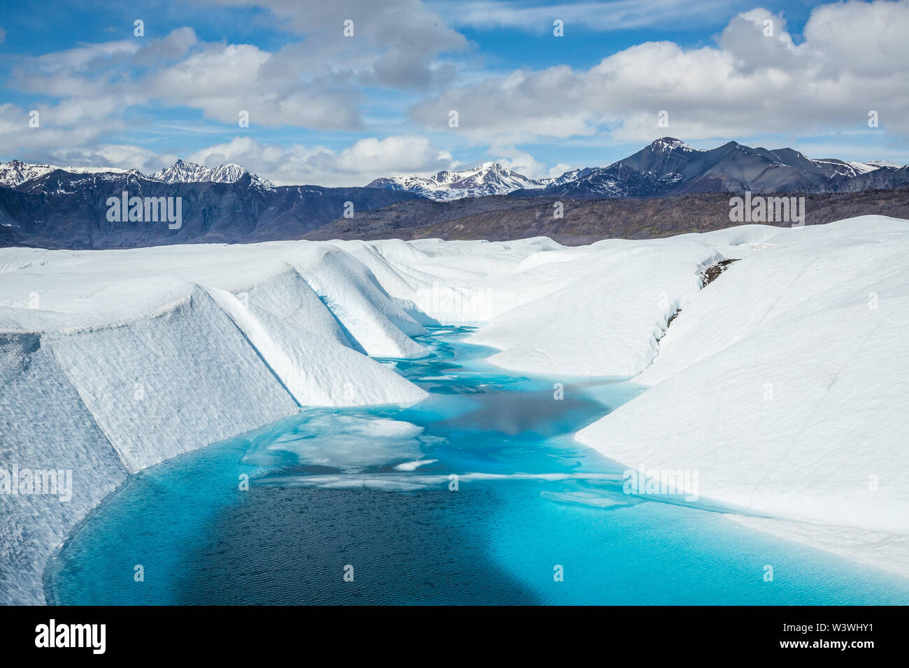 Un bleu profond du lac supraglaciaire sur le dessus de la glace blanche de la Matanuska Glacier. Le lac est formé par la fonte des glaces sur plusieurs vallées. Banque D'Images
