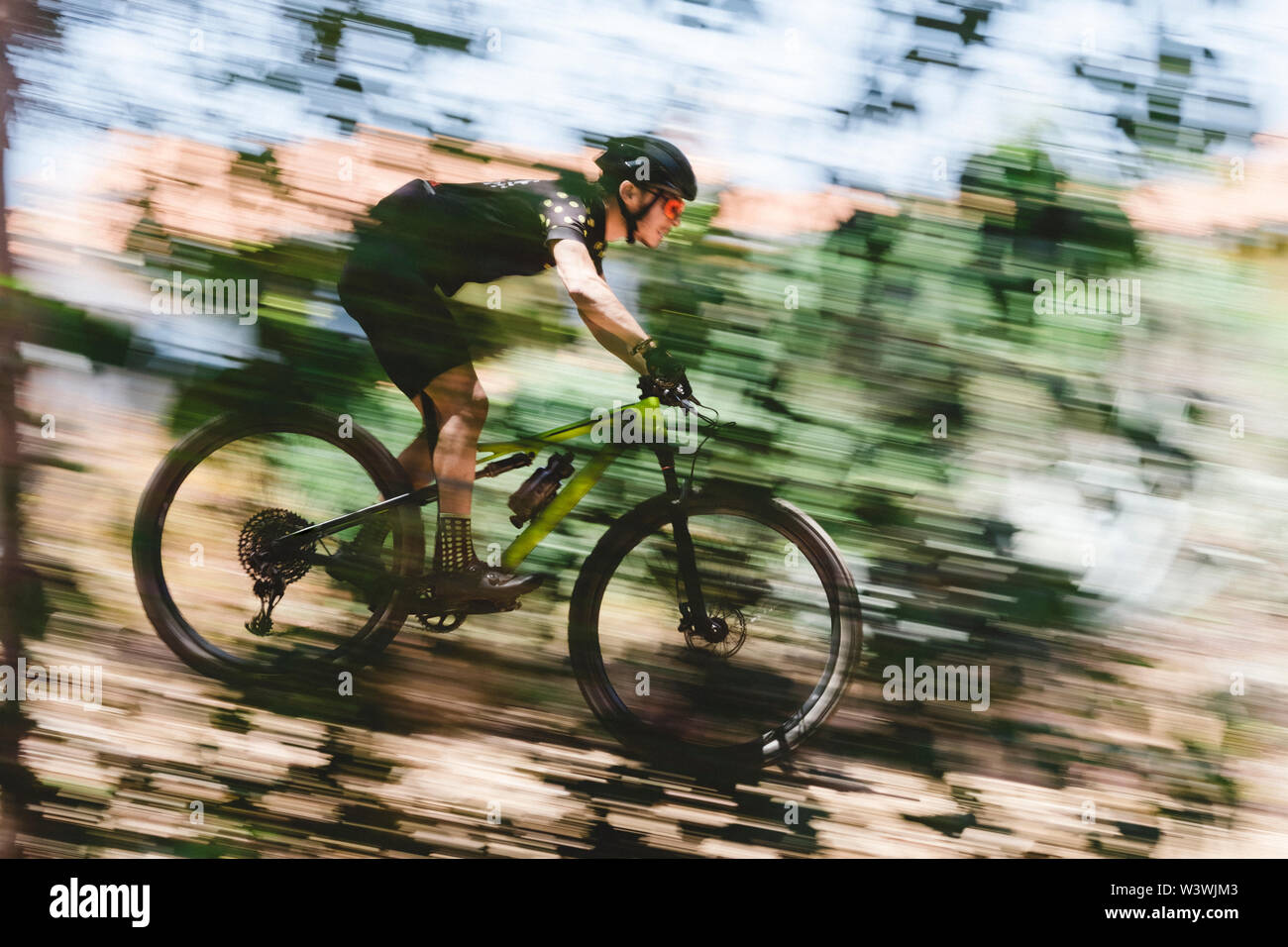 Flou de vitesse de vtt descente cycliste Banque D'Images