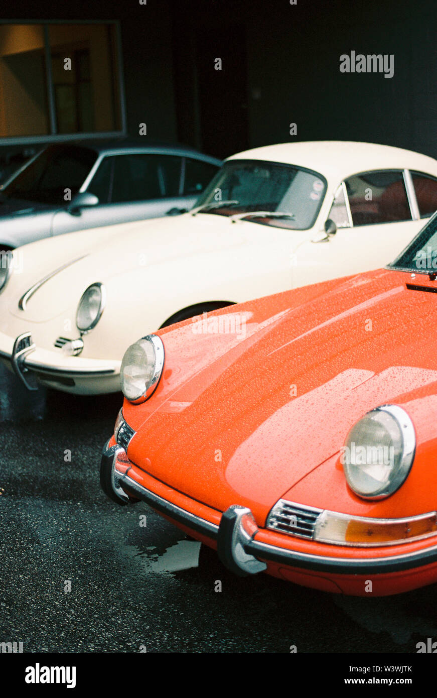 Bateau vintage voitures garées à l'extérieur Banque D'Images