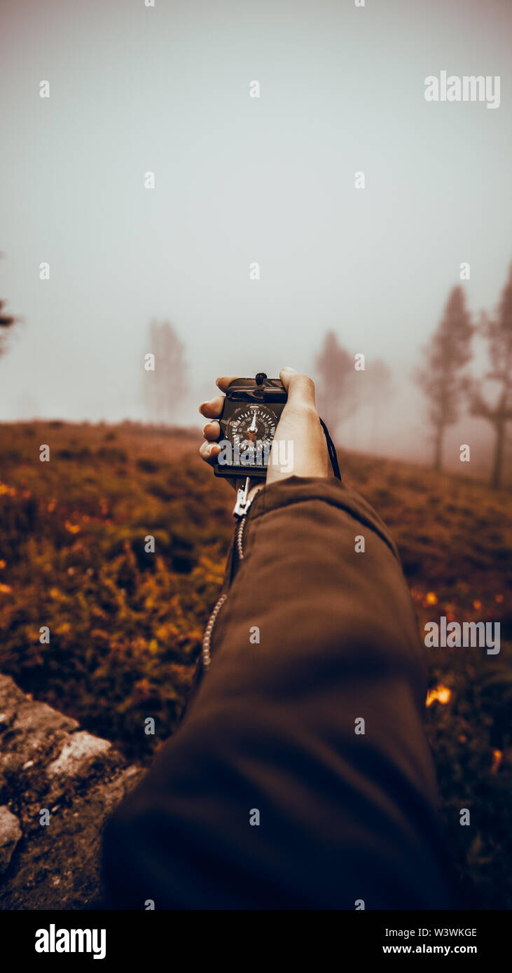 Jeune fille perdue dans le domaine Banque D'Images