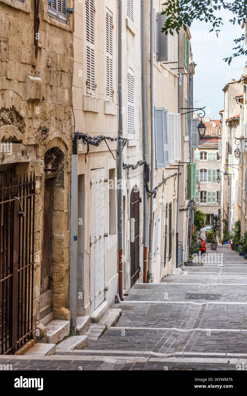 Raide, rue étroite dans le quartier du vieux Port de Marseille, France Banque D'Images