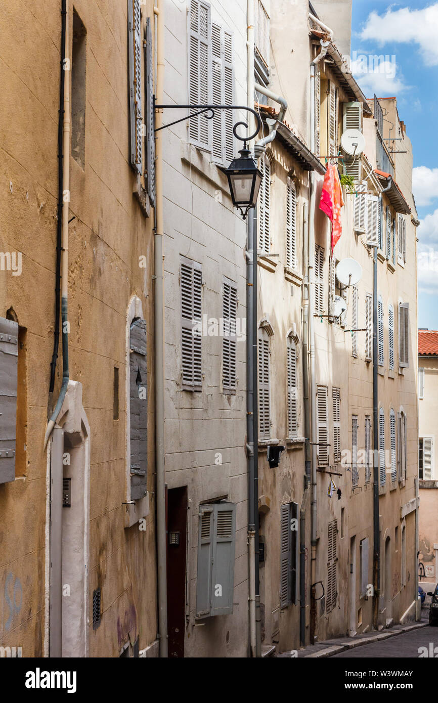 Les vieux bâtiments sur une rue en pente dans le quartier du Vieux Port de Marseille, France Banque D'Images