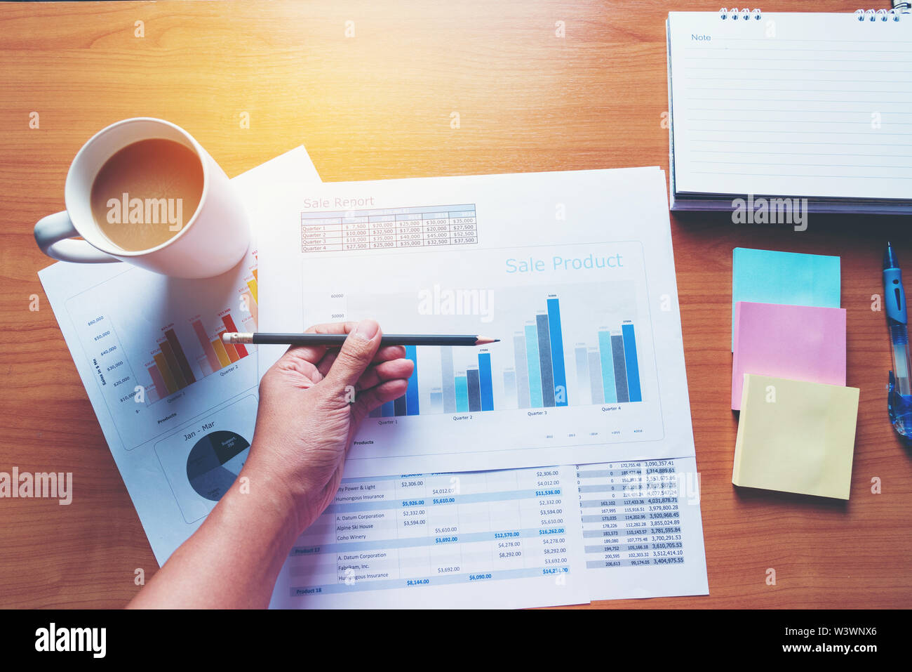 Les gestionnaires de vente Studio moderne de travail.Woman Showing Main Market Report Cartes.Service Marketing Nouvelle stratégie de planification.recherche de table bois Banque D'Images