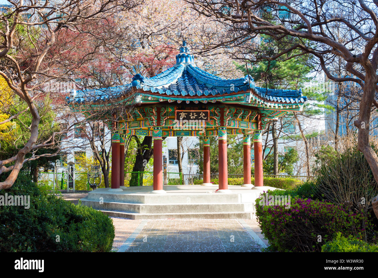 Lieu de repos et un pavillon octogonal à Kukkiwon taekwondo scolaire,Yeoksam-dong, Séoul, Corée du Sud. Banque D'Images