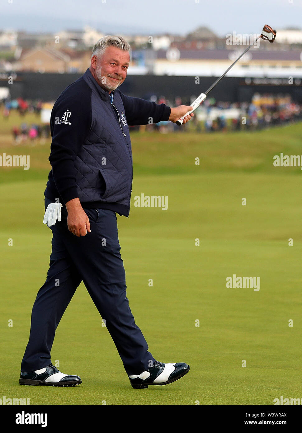 Darren Clarke de l'Irlande du Nord célèbre ses oiselets au 1er au cours de la première journée du championnat ouvert en 2019 au Club de golf Royal Portrush. Banque D'Images