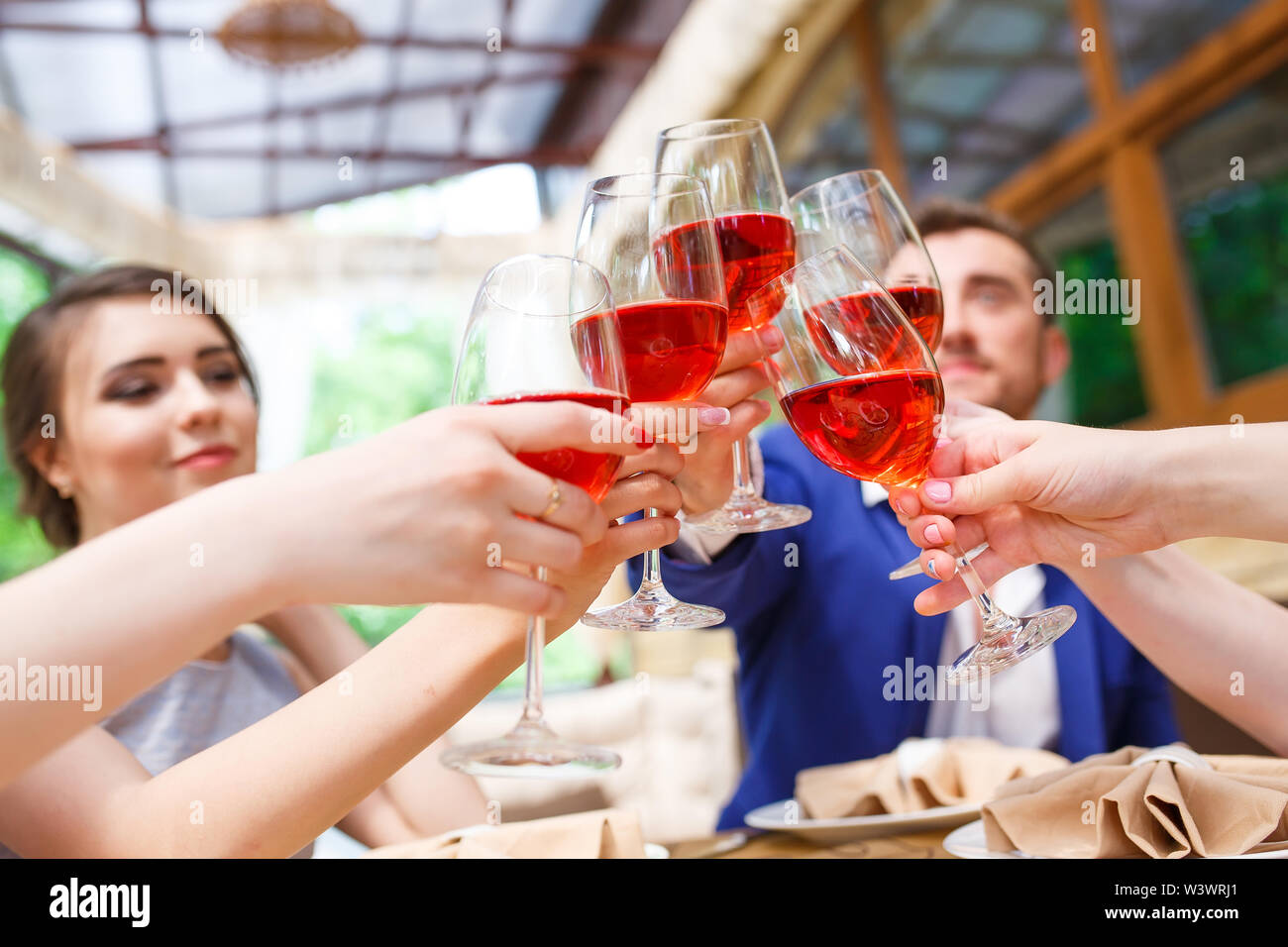 Personnes assises en train de boire un verre en terrasse en souriant et ...
