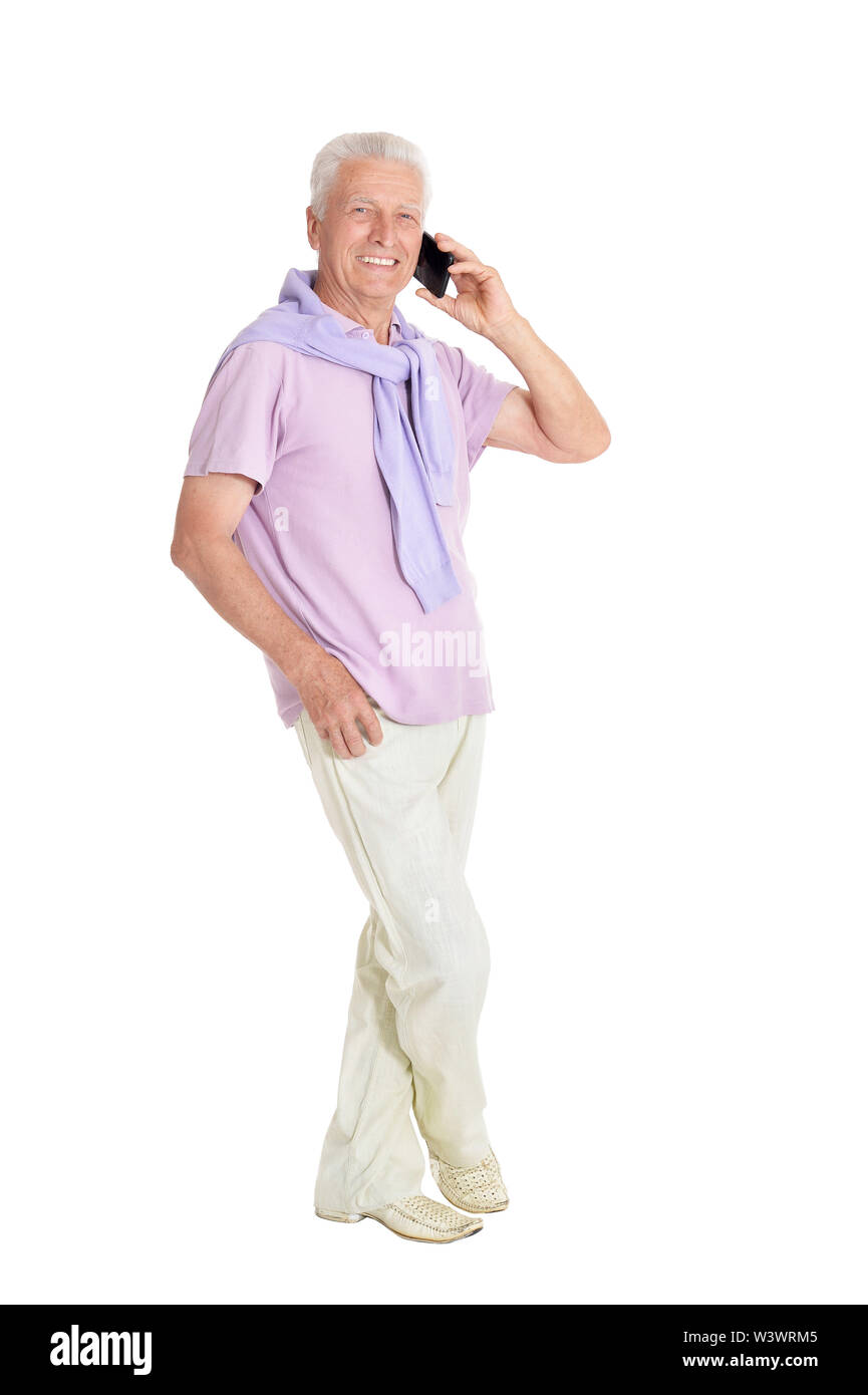 Portrait of senior man talking on phone sur fond blanc Banque D'Images