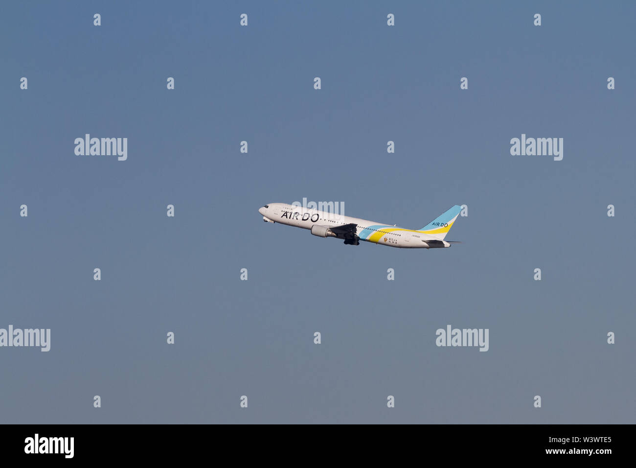 Un Boeing 767-33a(E) exploité par la compagnie aérienne économique Air Do décollant de l'aéroport de Haneda, Tokyo, Japon. Banque D'Images