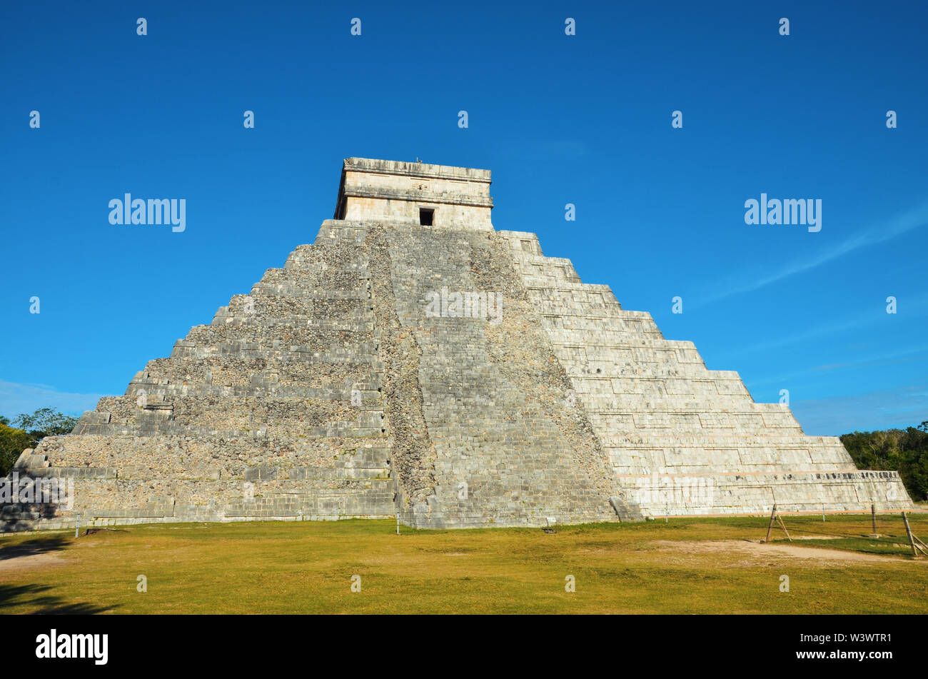 El Castillo (Temple de Kukulcan), une étape mésoaméricain-pyramide, Chichen Itza. C'était une grande ville précolombienne construite par les Mayas Banque D'Images