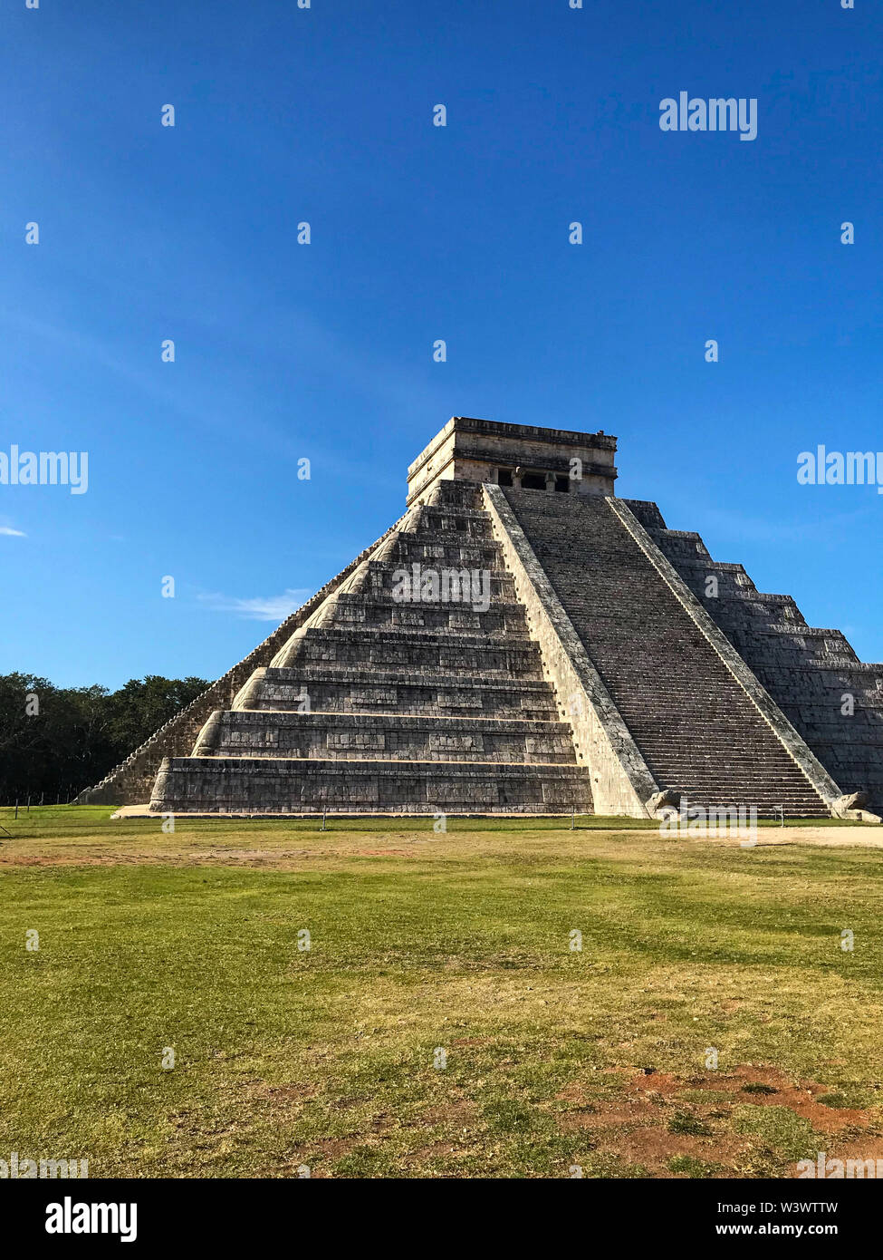 El Castillo (Temple de Kukulcan), une étape mésoaméricain-pyramide, Chichen Itza. C'était une grande ville précolombienne construite par les Mayas Banque D'Images
