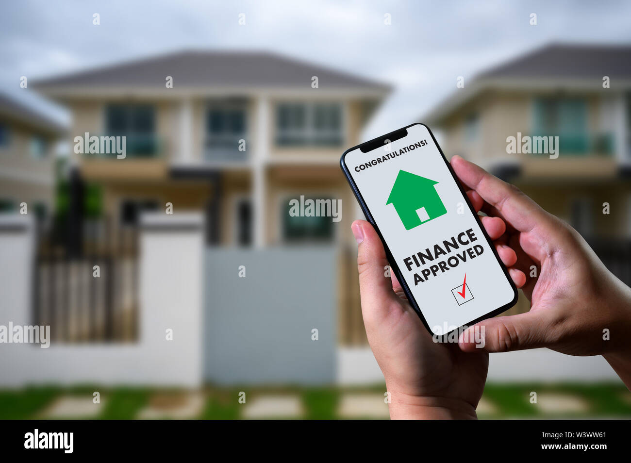 Finances accord de prêt et d'approbation de prêt hypothécaire clé maison sur téléphone mobile dans une maison Banque D'Images