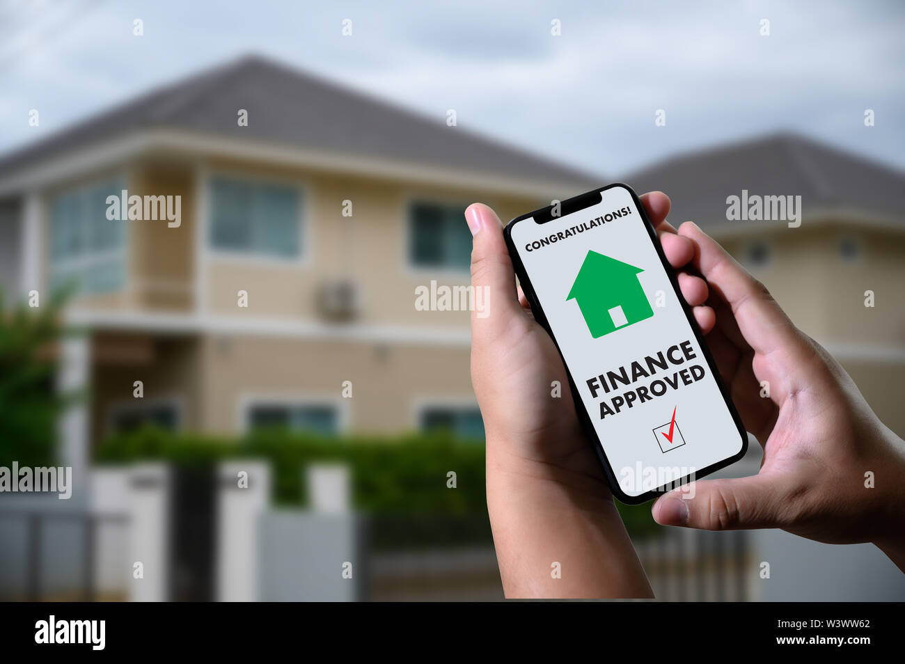 Finances accord de prêt et d'approbation de prêt hypothécaire clé maison sur téléphone mobile dans une maison Banque D'Images