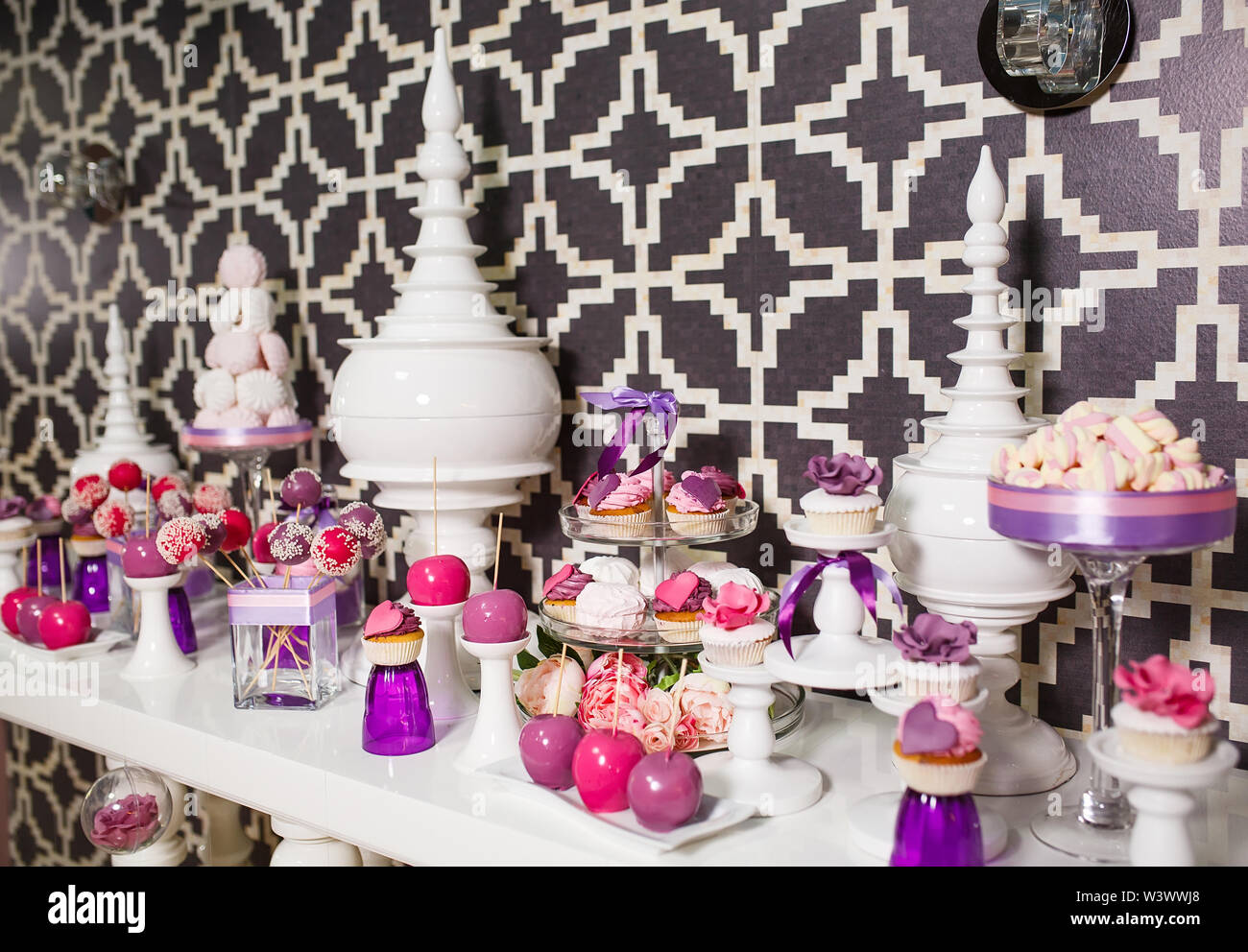 Candy bar. Table avec des bonbons le jour du mariage Banque D'Images