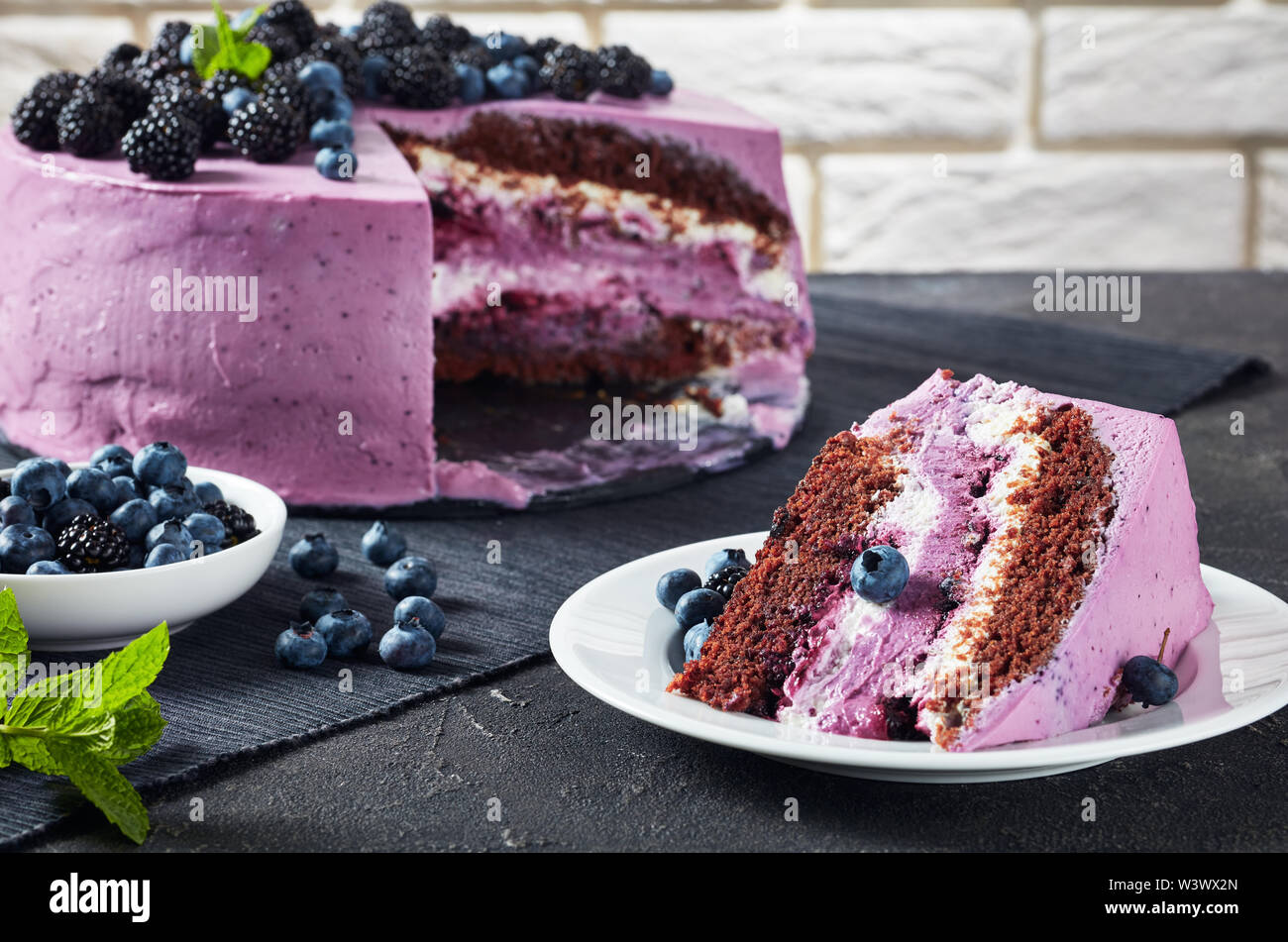 Gateau De Fete De Bleuet Et De Gateau Eponge Au Chocolat Avec Du Fromage A La Creme Sur Les Plaques De Beton Sur Une Table Avec Mur De Brique A L Arriere Plan Photo Gateau De Fete De Bleuet Et De Gateau Eponge Au Chocolat Avec Du Fromage A La Creme Sur Les Plaques De Beton Sur Une Table Avec Mur De Brique A L Arriere Plan Photo