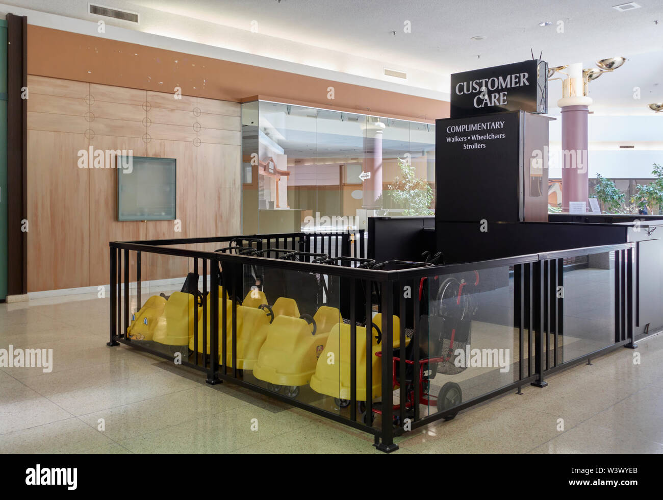 Le Customer Care Center de l'ancien Square Mall de Niagara, Niagara Falls, Ontario, Canada. Banque D'Images