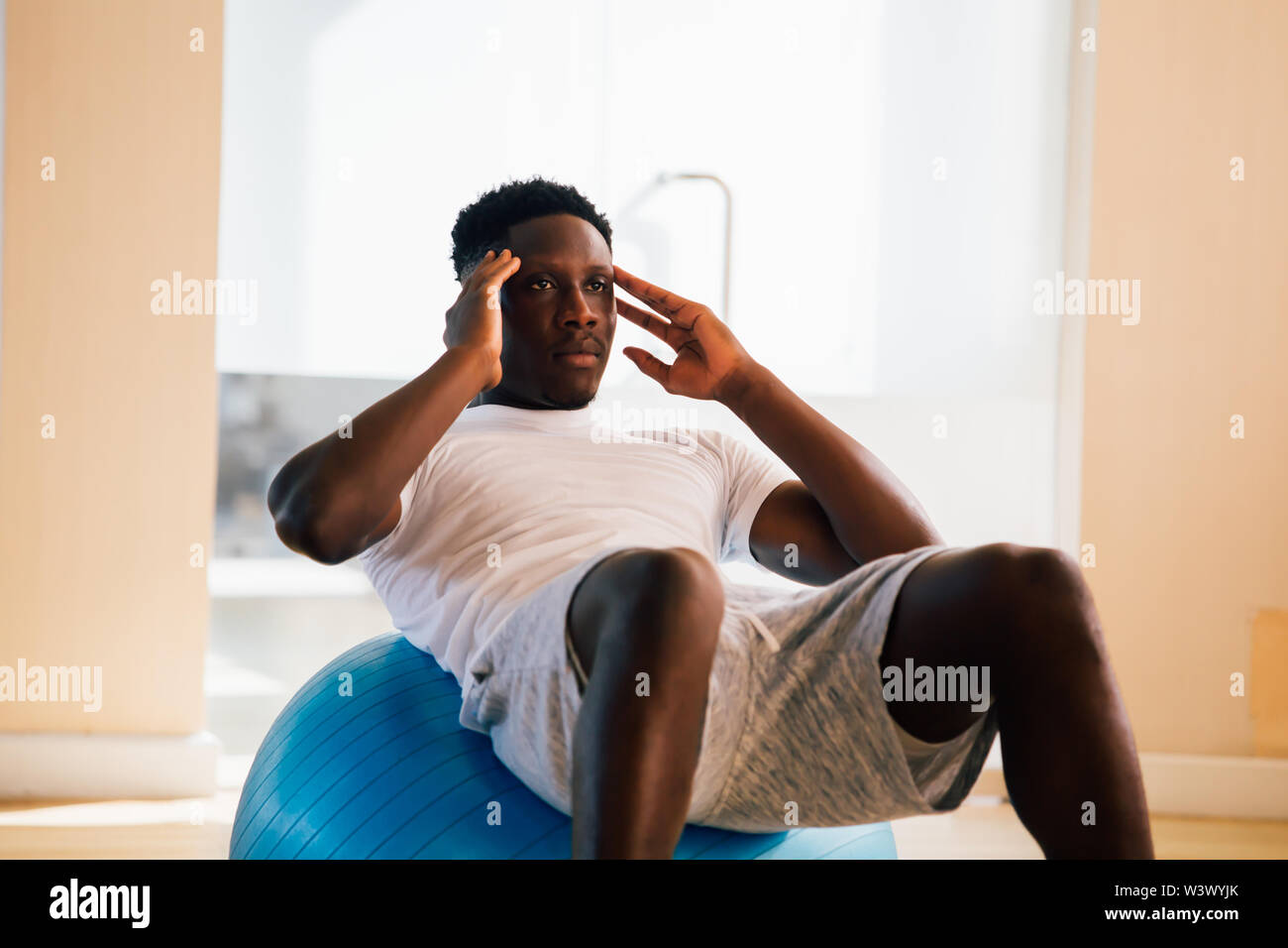 Young African American man doing sit-up exercice avec ballon suisse au  sport. Modèle de remise en forme d'hommes effectuant un crunch à centre de  remise en forme Photo Stock - Alamy