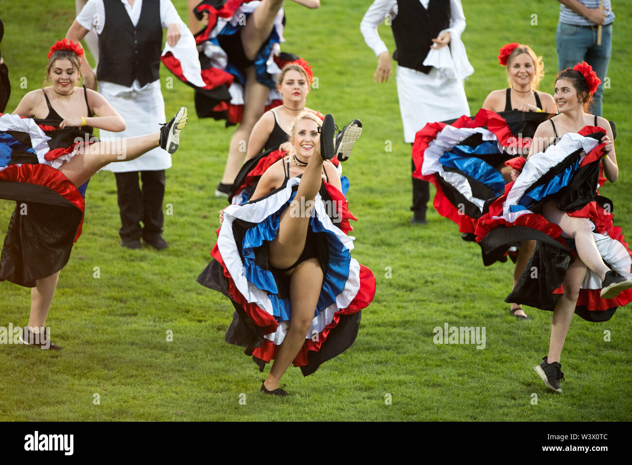Aix-la-Chapelle, Allemagne. 16 juillet, 2019. Membres de l'école de danse d'Aix-la danse Danse90333, Danseurs, danseuses, danseurs, TÃ nzer, présentation du pays partenaire de la France, cérémonie d'ouverture officielle sur 16.07.2019, World Equestrian Festival, CHIO Aachen 2019 à partir de 12.07 - 21.07.2019 à Aix-la-Chapelle (Allemagne) ; l'utilisation de crédit dans le monde entier | : dpa/Alamy Live News Banque D'Images