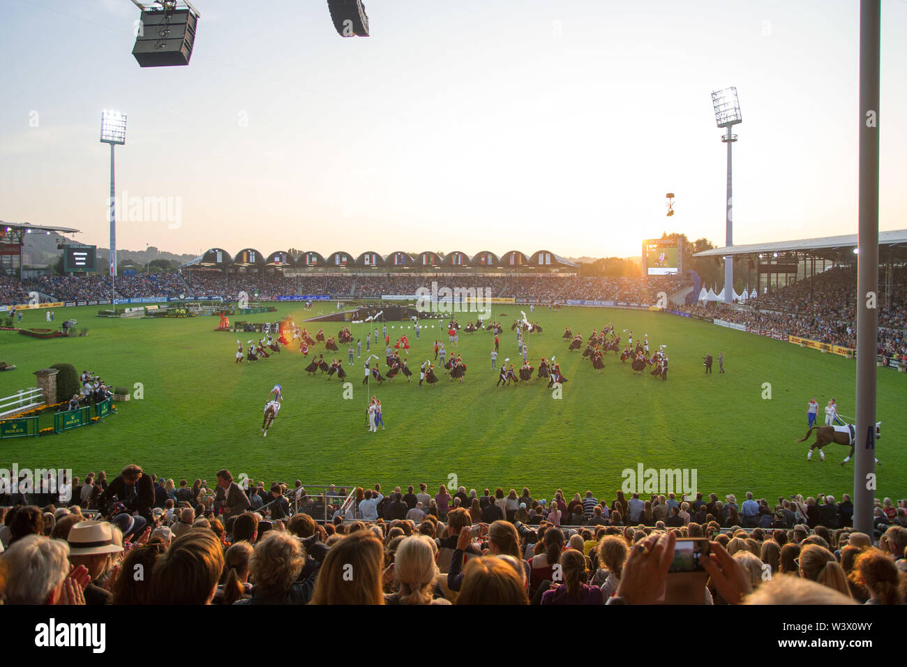 Aix-la-Chapelle, Allemagne. 16 juillet, 2019. Membres de l'école de danse d'Aix-la danse Danse90333, Danseurs, danseuses, danseurs, TÃ nzer, présentation du pays partenaire de la France, cérémonie d'ouverture officielle sur 16.07.2019, World Equestrian Festival, CHIO Aachen 2019 à partir de 12.07 - 21.07.2019 à Aix-la-Chapelle (Allemagne) ; l'utilisation de crédit dans le monde entier | : dpa/Alamy Live News Banque D'Images