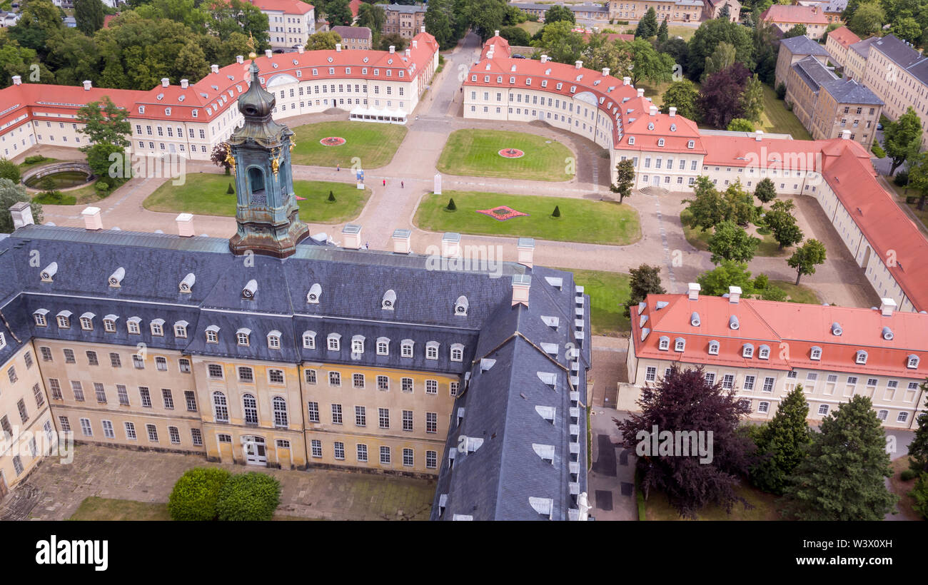 16 juillet 2019, Saxe, Wermsdorf : vue sur Château Hubertusburg (tourné avec un bourdon). Le plus grand pavillon de chasse a retourné une fraction de son jardin perdu. Avec environ 40 bénévoles, l'action de Cologne artiste a cut gratuitement quelques-unes des formes de bijoux dans l'ancien parc depuis le 1er juillet. Sur 10 000 mètres carrés, l'axe central et le centre du jardin baroque composition ont été ressuscités - un dixième de l'ancien complexe. Mais les visiteurs à l'axone 'Versailles' faut se dépêcher, parce que c'est un travail temporaire. Elle pousse sur l'espace de deux semaines. Photo : Jan Woitas/dpa-Zentralbild/dpa Banque D'Images