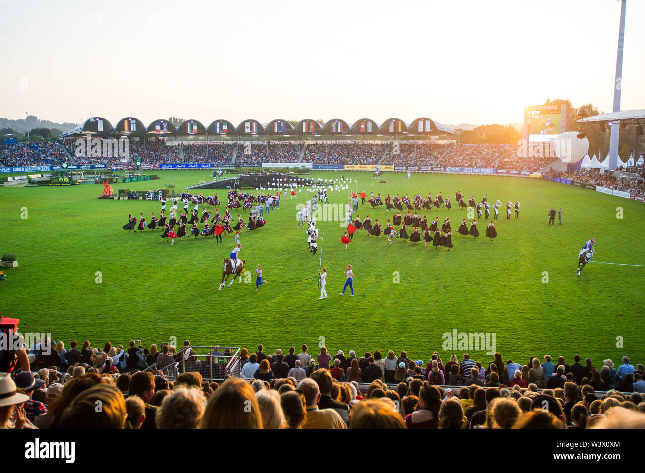 Aix-la-Chapelle, Allemagne. 16 juillet, 2019. Membres de l'école de danse d'Aix-la danse Danse90333, Danseurs, danseuses, danseurs, TÃ nzer, présentation du pays partenaire de la France, cérémonie d'ouverture officielle sur 16.07.2019, World Equestrian Festival, CHIO Aachen 2019 à partir de 12.07 - 21.07.2019 à Aix-la-Chapelle (Allemagne) ; l'utilisation de crédit dans le monde entier | : dpa/Alamy Live News Banque D'Images