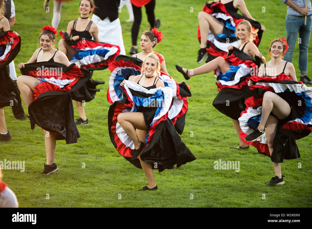 Aix-la-Chapelle, Allemagne. 16 juillet, 2019. Membres de l'école de danse d'Aix-la danse Danse90333, Danseurs, danseuses, danseurs, TÃ nzer, présentation du pays partenaire de la France, cérémonie d'ouverture officielle sur 16.07.2019, World Equestrian Festival, CHIO Aachen 2019 à partir de 12.07 - 21.07.2019 à Aix-la-Chapelle (Allemagne) ; l'utilisation de crédit dans le monde entier | : dpa/Alamy Live News Banque D'Images