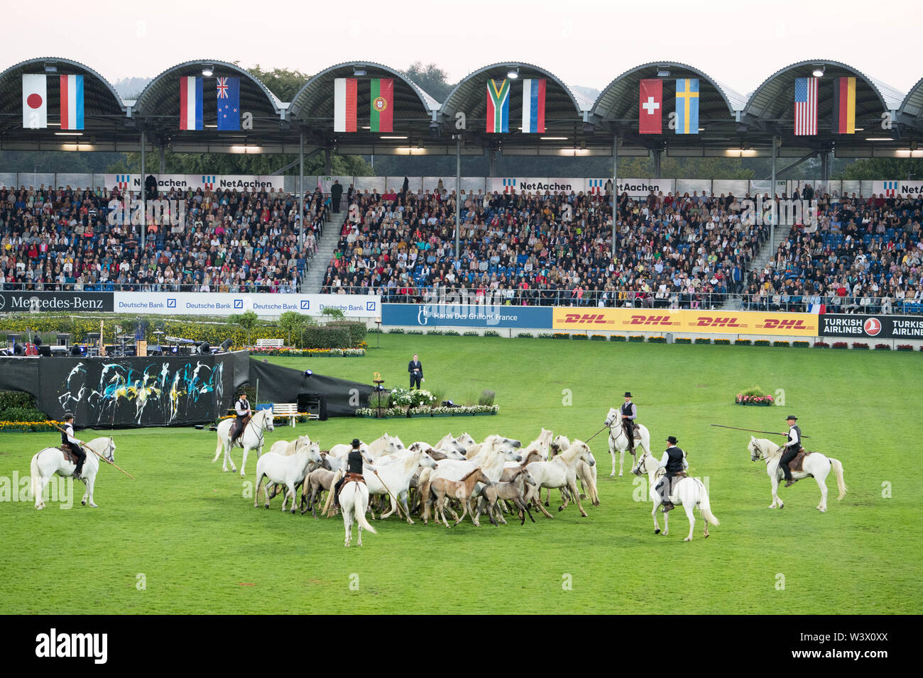 La camargue chevaux sauvages à travers le stade, Wild Horse, troupeau, présentation du pays partenaire de la France, cérémonie d'ouverture officielle sur 16.07.2019, World Equestrian Festival, CHIO Aachen 2019 à partir de 12.07 - 21.07.2019 à Aix-la-Chapelle (Allemagne) ; l'utilisation dans le monde entier | Banque D'Images