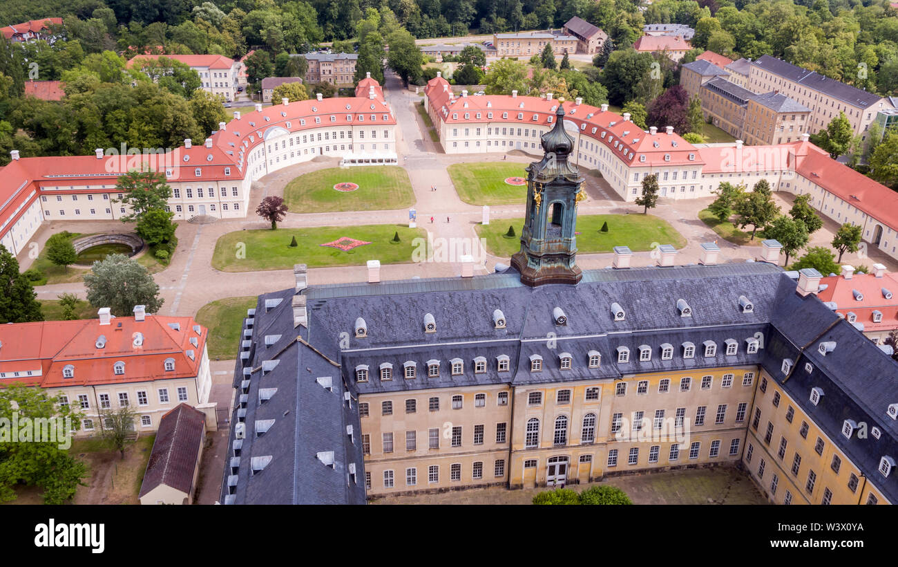 16 juillet 2019, Saxe, Wermsdorf : vue sur Château Hubertusburg (tourné avec un bourdon). Le plus grand pavillon de chasse a retourné une fraction de son jardin perdu. Avec environ 40 bénévoles, l'action de Cologne artiste a cut gratuitement quelques-unes des formes de bijoux dans l'ancien parc depuis le 1er juillet. Sur 10 000 mètres carrés, l'axe central et le centre du jardin baroque composition ont été ressuscités - un dixième de l'ancien complexe. Mais les visiteurs à l'axone 'Versailles' faut se dépêcher, parce que c'est un travail temporaire. Elle pousse sur l'espace de deux semaines. Photo : Jan Woitas/dpa-Zentralbild/dpa Banque D'Images