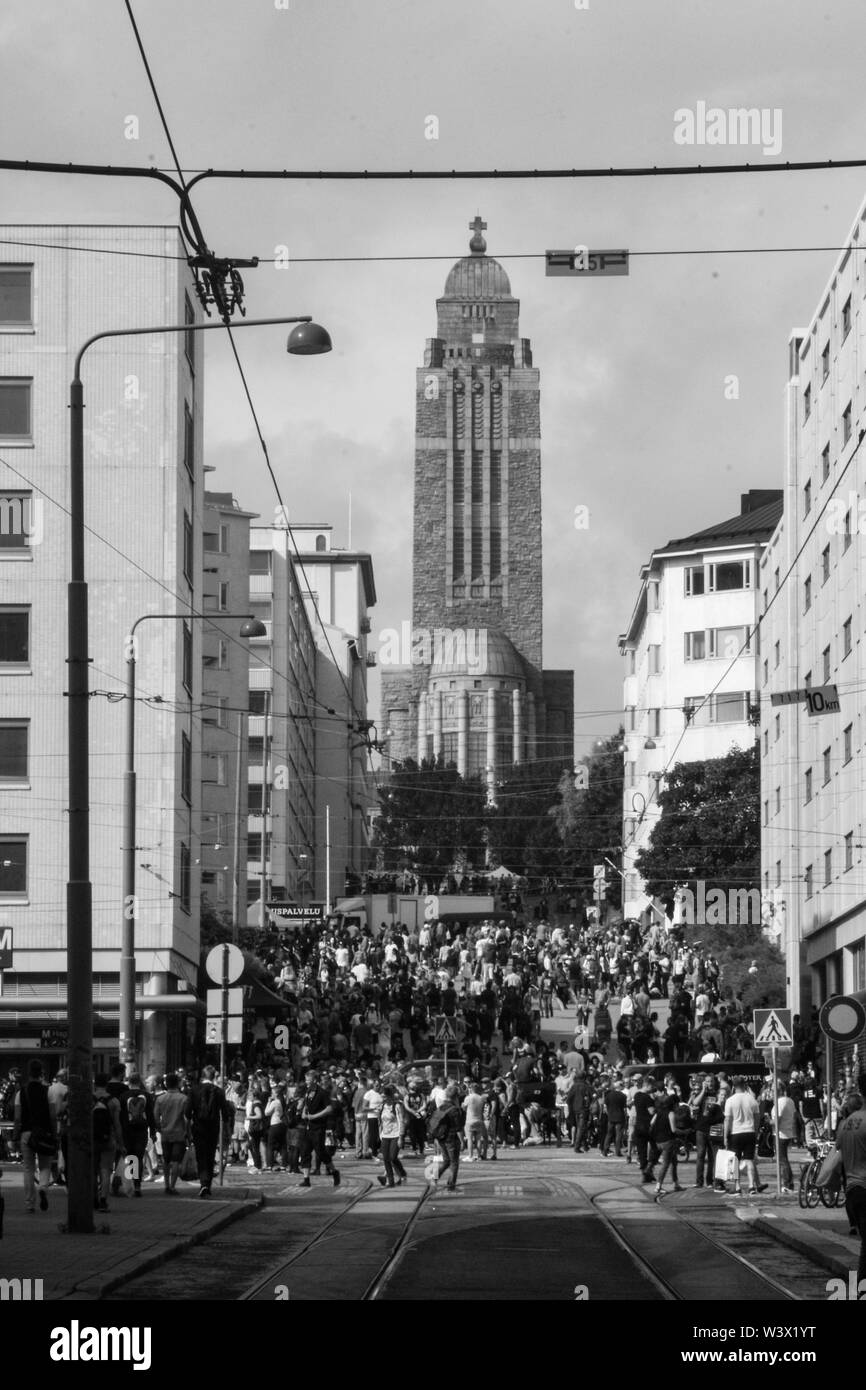 Siltasaarenkatu bondé pendant Kallio Block Party 2016 à Helsinki, Finlande Banque D'Images Siltasaarenkatu bondé pendant Kallio Block Party 2016 à Helsinki, Finlande Banque D'Images