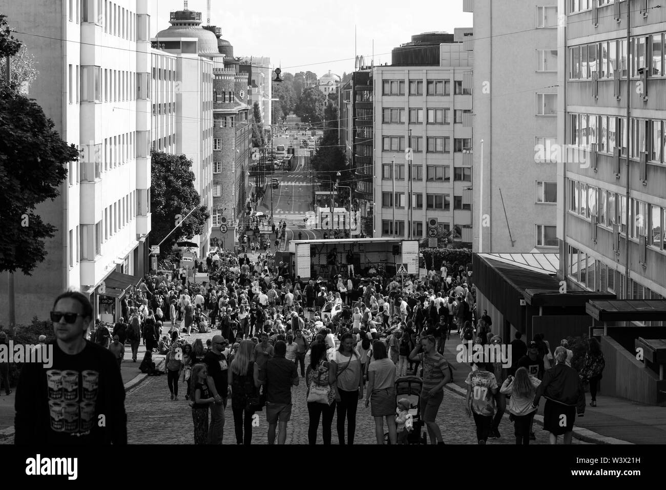 Siltasaarenkatu bondé pendant Kallio Block Party 2016 à Helsinki, Finlande Banque D'Images Siltasaarenkatu bondé pendant Kallio Block Party 2016 à Helsinki, Finlande Banque D'Images