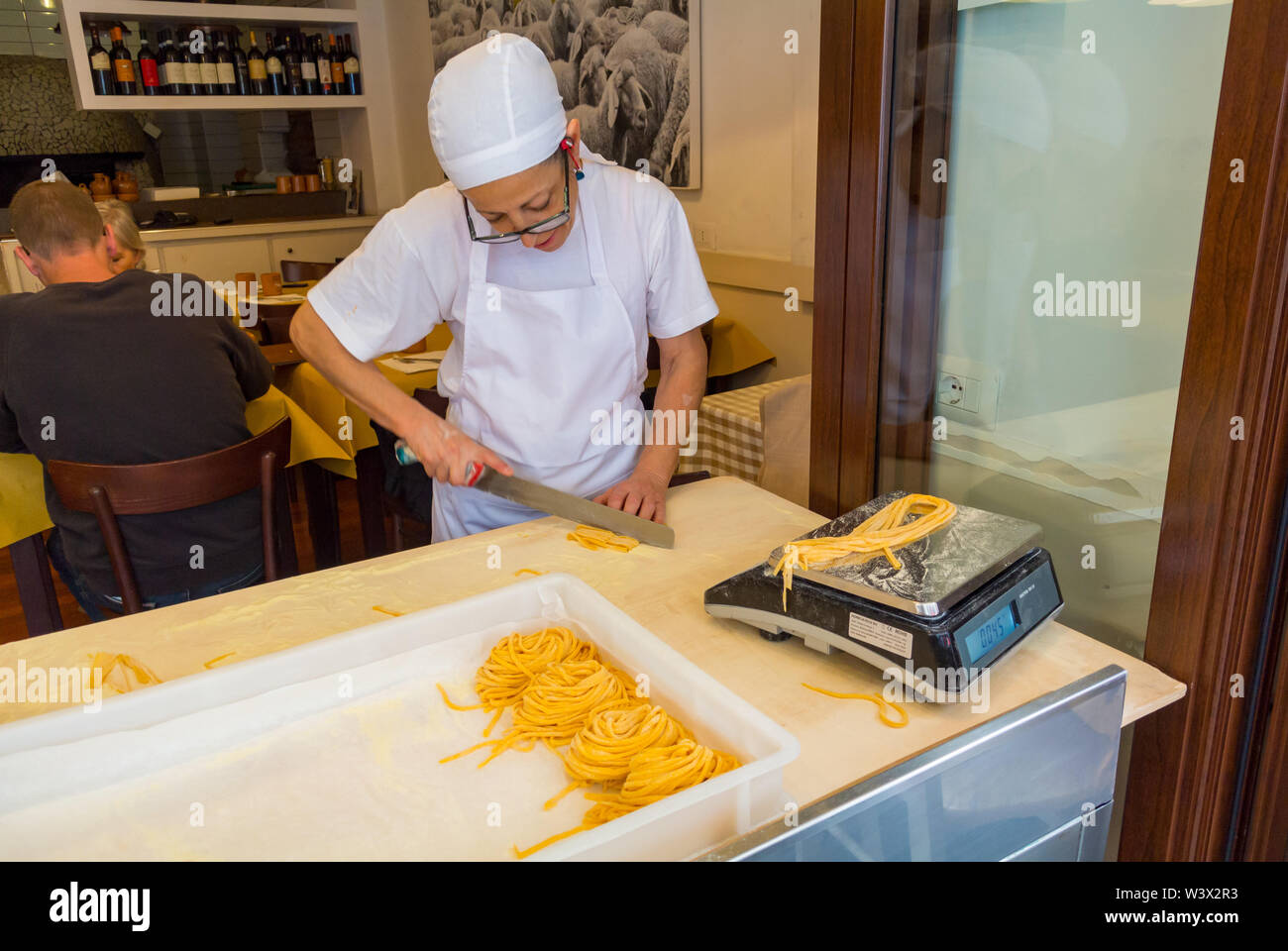 Une femme italienne démontrant la fabrication de pâtes fraîches au restaurant, Rome, Italie Banque D'Images