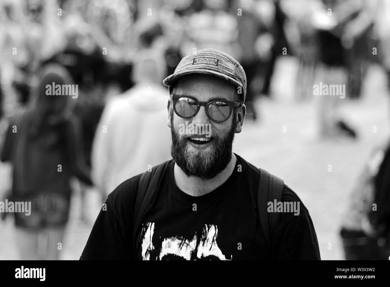 Jeune homme à la barbe et lunettes de déambuler le Siltasaarenkatu à Kallio Block Party 2016 à Helsinki, Finlande Banque D'Images