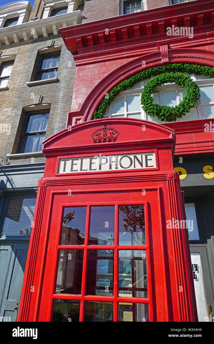 Boîte de téléphone rouge célèbre infront de Leicester Square Station dans la région de Universal Studios, Orlando où Poudlard Express est au départ Banque D'Images
