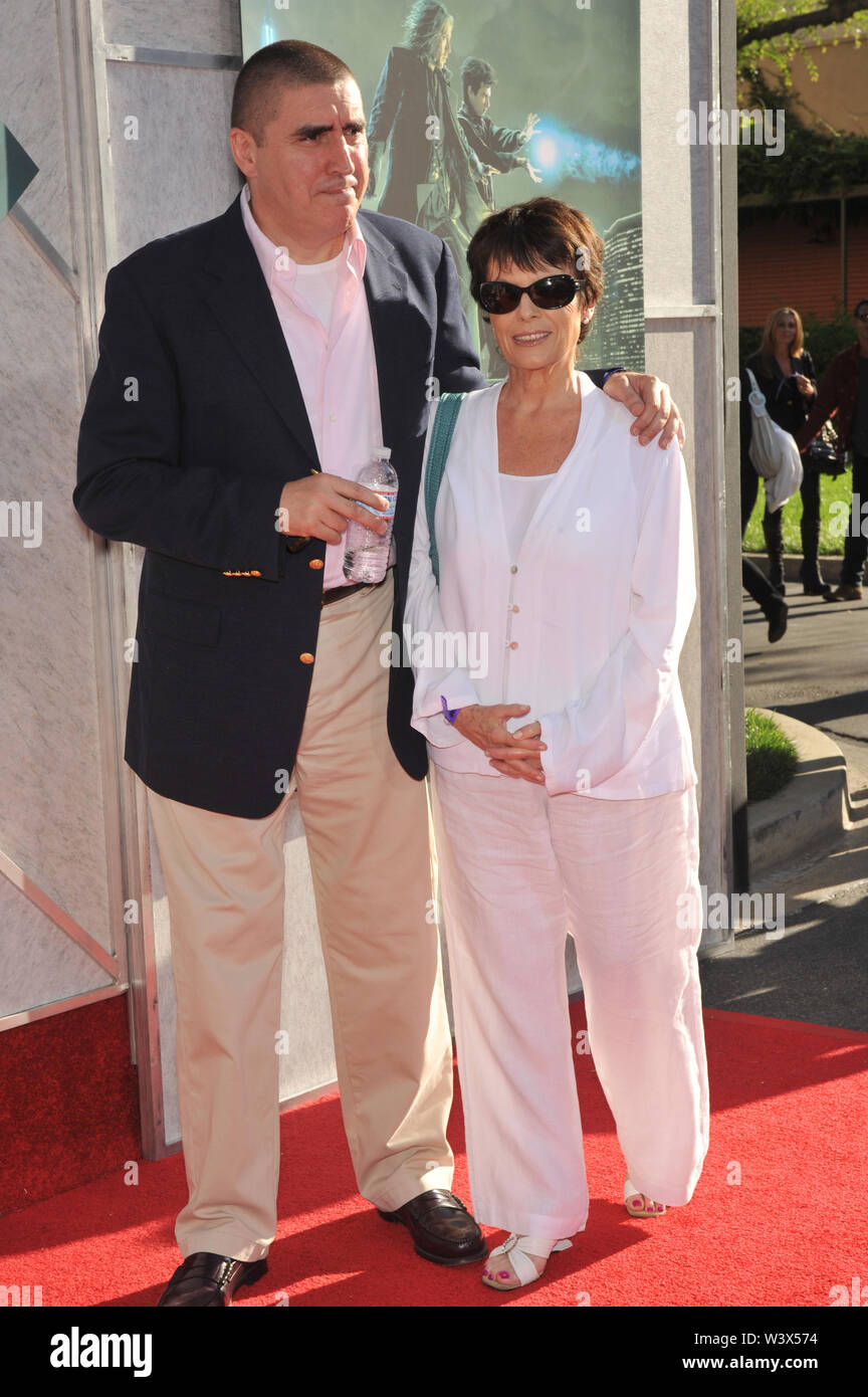 LOS ANGELES, CA. 12 juillet 2010 : Alfred Molina & épouse Jill Gascoine à bénéficier d'un dépistage de son nouveau film "L'apprenti sorcier" à Walt Disney Studios. © 2010 Paul Smith / Featureflash Banque D'Images