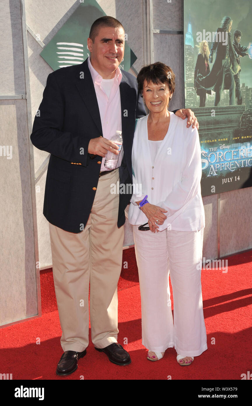 LOS ANGELES, CA. 12 juillet 2010 : Alfred Molina & épouse Jill Gascoine à bénéficier d'un dépistage de son nouveau film "L'apprenti sorcier" à Walt Disney Studios. © 2010 Paul Smith / Featureflash Banque D'Images
