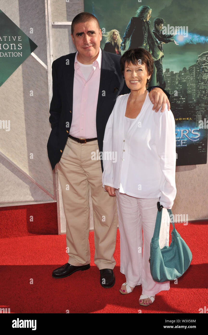 LOS ANGELES, CA. 12 juillet 2010 : Alfred Molina & épouse Jill Gascoine à bénéficier d'un dépistage de son nouveau film "L'apprenti sorcier" à Walt Disney Studios. © 2010 Paul Smith / Featureflash Banque D'Images