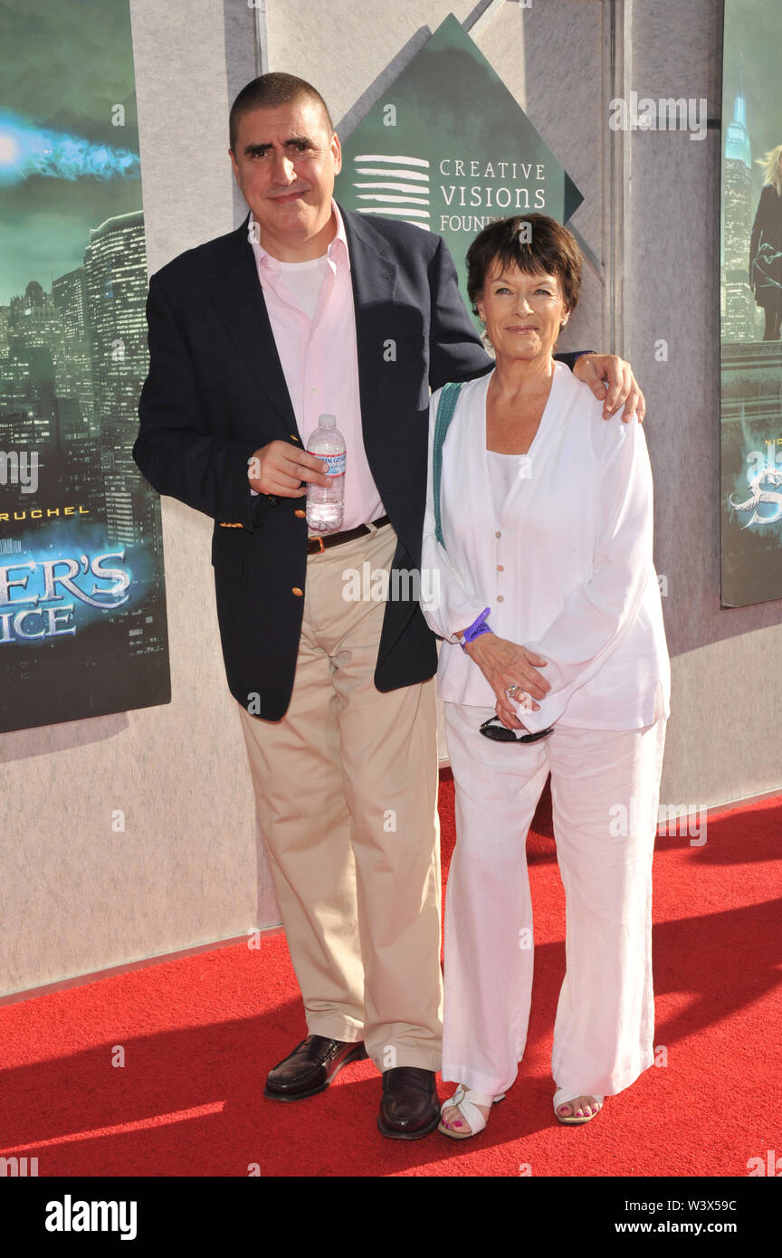 LOS ANGELES, CA. 12 juillet 2010 : Alfred Molina & épouse Jill Gascoine à bénéficier d'un dépistage de son nouveau film "L'apprenti sorcier" à Walt Disney Studios. © 2010 Paul Smith / Featureflash Banque D'Images