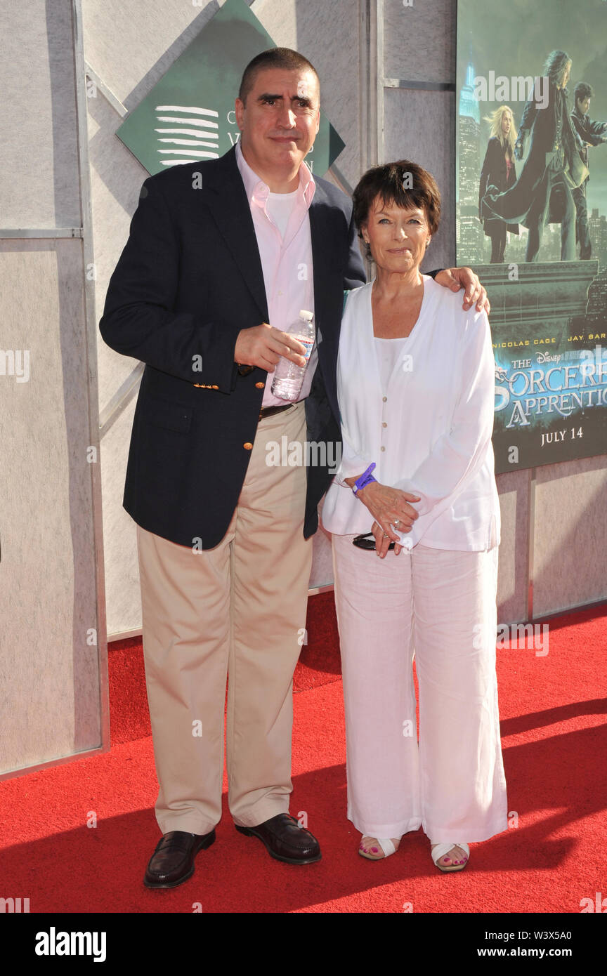 LOS ANGELES, CA. 12 juillet 2010 : Alfred Molina & épouse Jill Gascoine à bénéficier d'un dépistage de son nouveau film "L'apprenti sorcier" à Walt Disney Studios. © 2010 Paul Smith / Featureflash Banque D'Images
