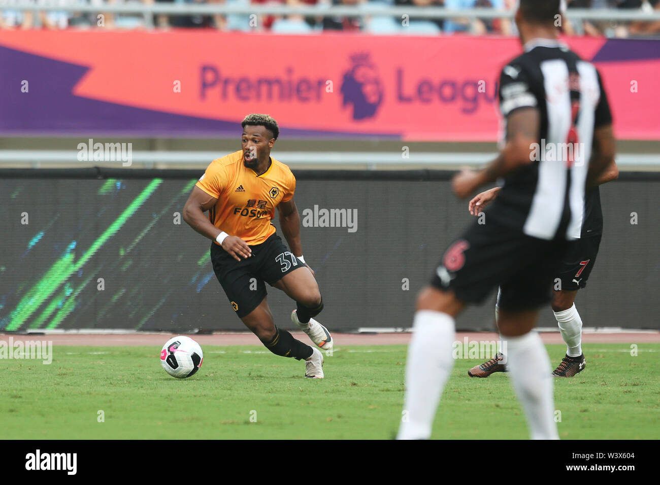 Adama Traore de Wolverhampton Wanderers dribbles contre Newcastle United durant leur Premier League Trophy Asie demi-finale à Shanghai, la Chine de l'est de la province de Jiangsu, le 17 juillet 2019. Banque D'Images