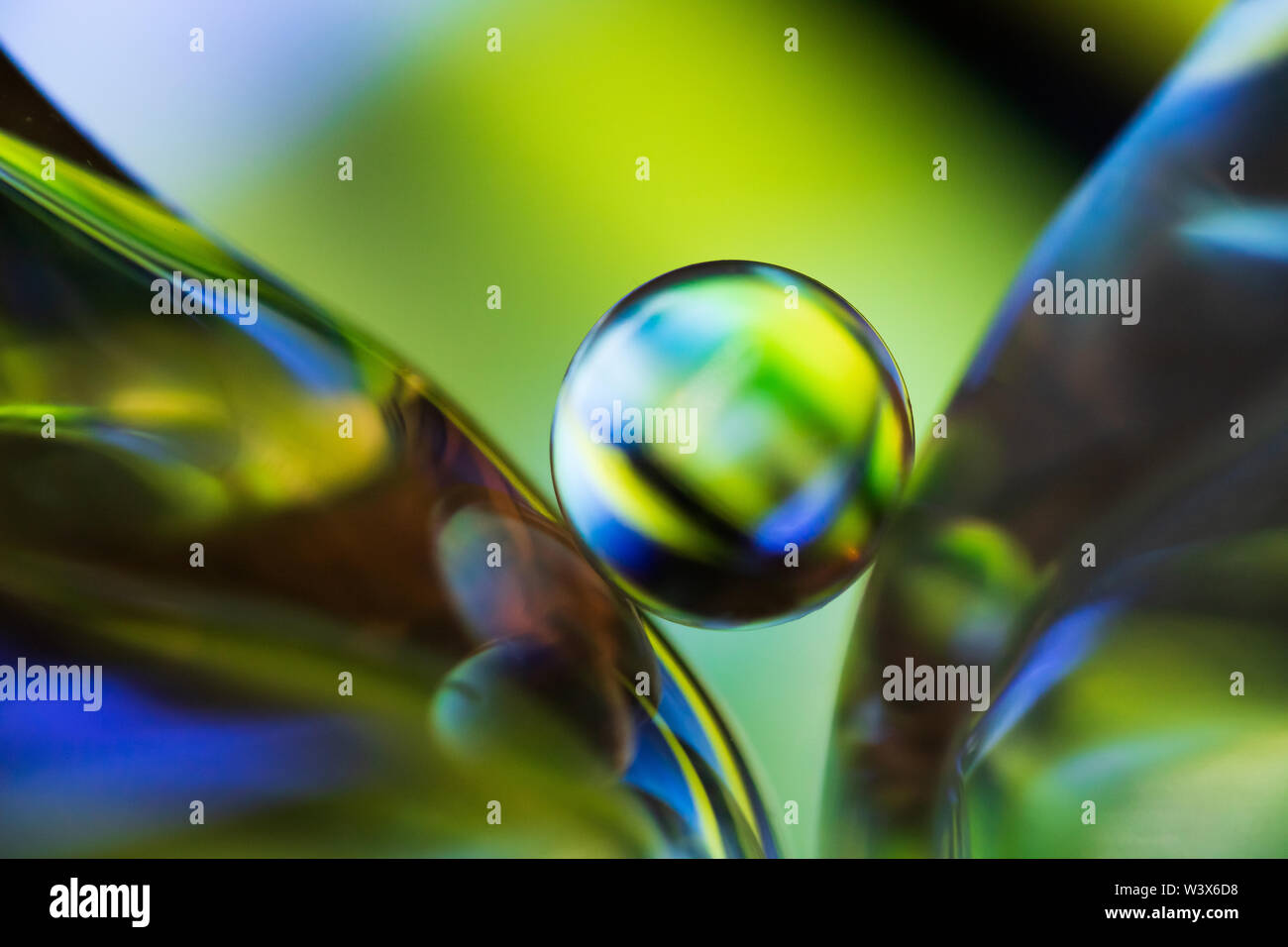 Petite bille de verre en macro. composition abstraite Banque D'Images